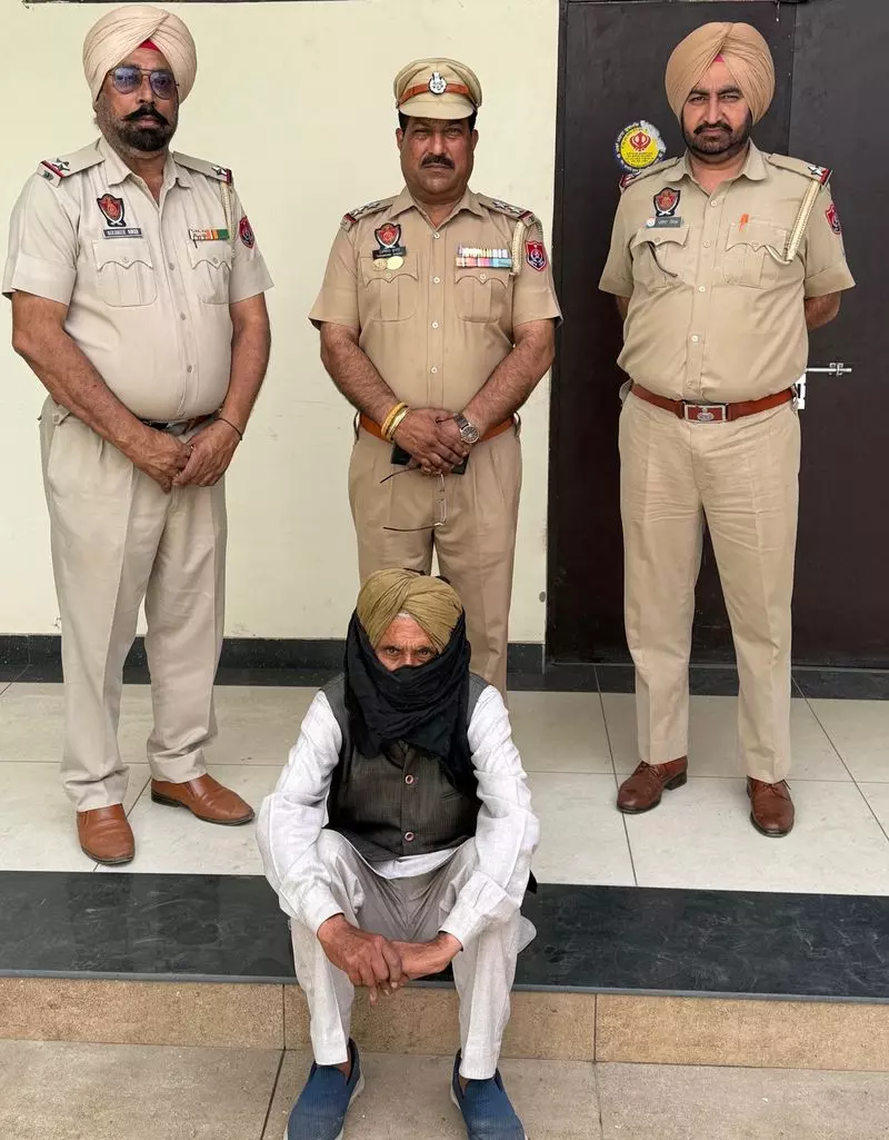 Ludhiana: भगोड़े शगनप्रीत के पिता जबरन वसूली के मामले में गिरफ्तार Ludhiana: भगोड़े शगनप्रीत के पिता जबरन वसूली के मामले में गिरफ्तार