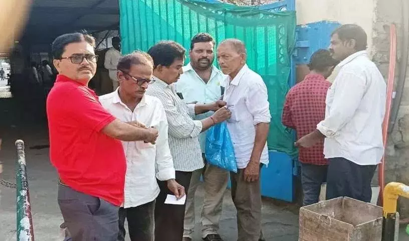 ITC PSPD के कर्मचारी समस्याओं के समाधान तक विरोध प्रदर्शन जारी रखेंगे ITC PSPD के कर्मचारी समस्याओं के समाधान तक विरोध प्रदर्शन जारी रखेंगे