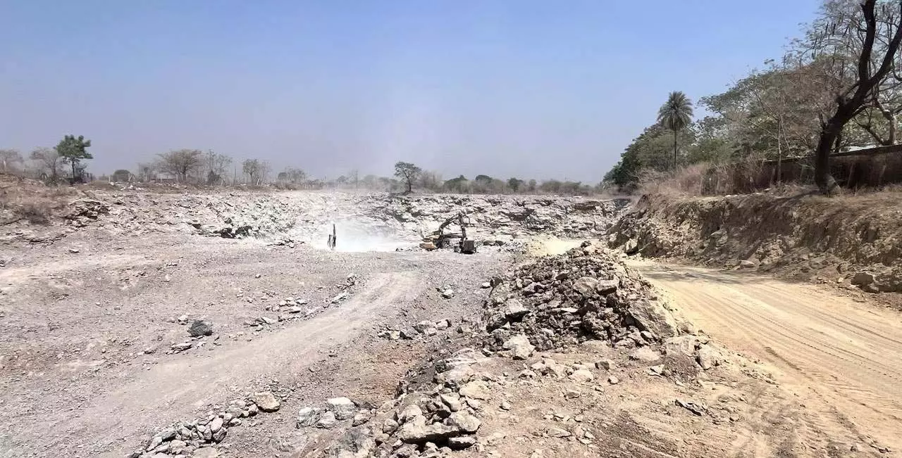 आरंग में अवैध खनन पर बड़ी कार्रवाई, 4 क्रशर प्लांट सील आरंग में अवैध खनन पर बड़ी कार्रवाई, 4 क्रशर प्लांट सील
