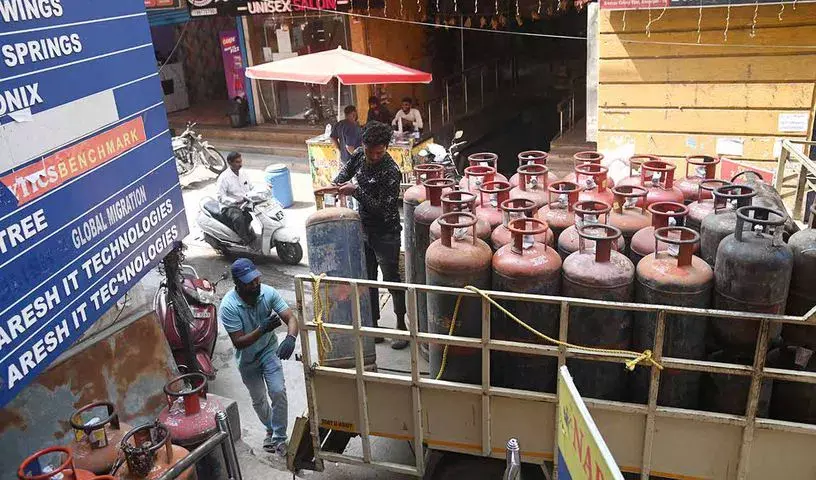 LPG सिलेंडर की कमी के कारण हैदराबाद के होटलों ने मेनू कम कर दिया LPG सिलेंडर की कमी के कारण हैदराबाद के होटलों ने मेनू कम कर दिया