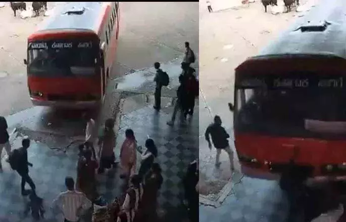 Karnataka में बस के प्लेटफॉर्म पर गिरने से लड़के की मौत Karnataka में बस के प्लेटफॉर्म पर गिरने से लड़के की मौत