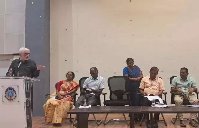 MGU के VC खाजा अल्ताफ हुसैन ने स्टूडेंट्स से समस्याओं पर डेमोक्रेटिक तरीके से चर्चा करने की अपील की MGU के VC खाजा अल्ताफ हुसैन ने स्टूडेंट्स से समस्याओं पर डेमोक्रेटिक तरीके से चर्चा करने की अपील की