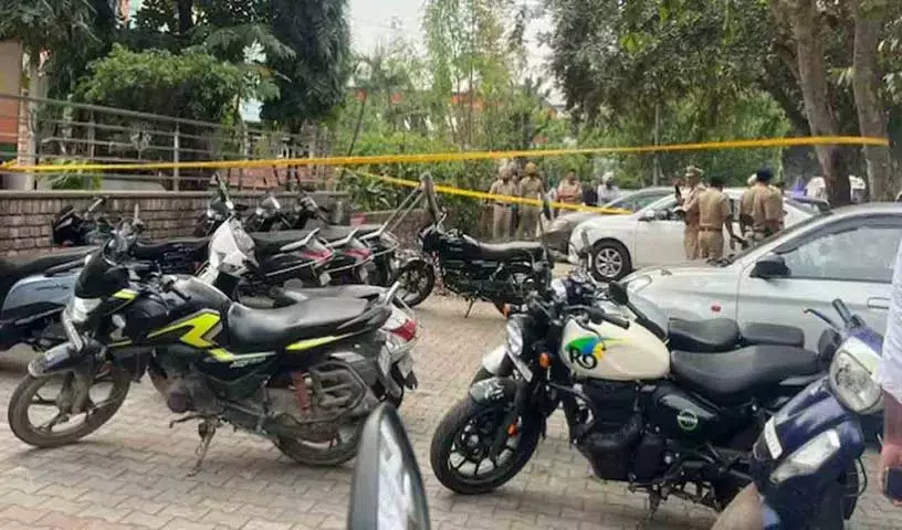 Chandigarh में पंजाब भाजपा कार्यालय के बाहर धमाका, पुलिस विस्फोट के कारणों की जांच कर रही Chandigarh में पंजाब भाजपा कार्यालय के बाहर धमाका, पुलिस विस्फोट के कारणों की जांच कर रही