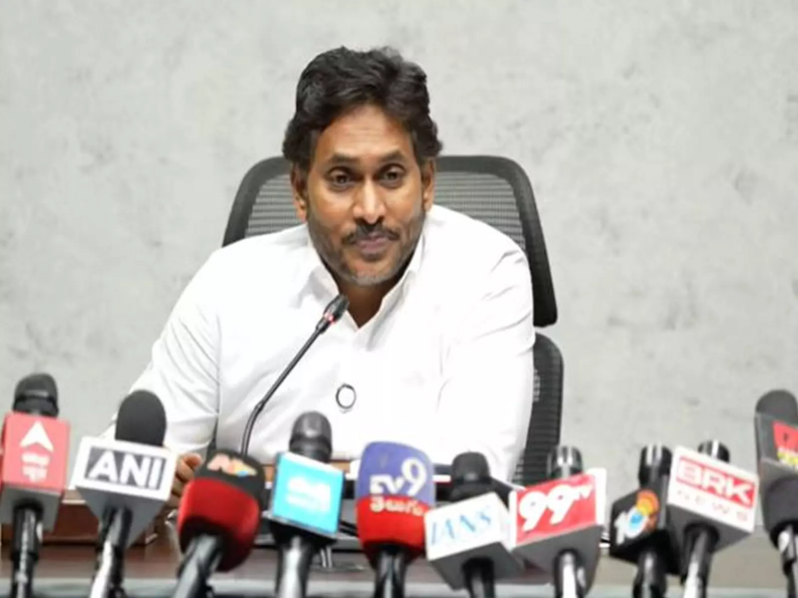 Jagan Mohan Reddy ने अमरावती राजधानी परियोजना को लेकर चंद्रबाबू नायडू सरकार पर साधा निशाना Jagan Mohan Reddy ने अमरावती राजधानी परियोजना को लेकर चंद्रबाबू नायडू सरकार पर साधा निशाना