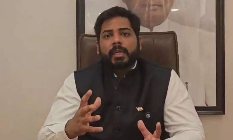 केंद्र ने वादों में तेलंगाना को धोखा दिया, पानी आंध्र प्रदेश भेजा: MP Vamsi केंद्र ने वादों में तेलंगाना को धोखा दिया, पानी आंध्र प्रदेश भेजा: MP Vamsi