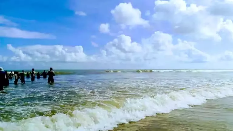 Digha beach: दो टूरिस्ट डूबे, नूलिया ने बचाया Digha beach: दो टूरिस्ट डूबे, नूलिया ने बचाया