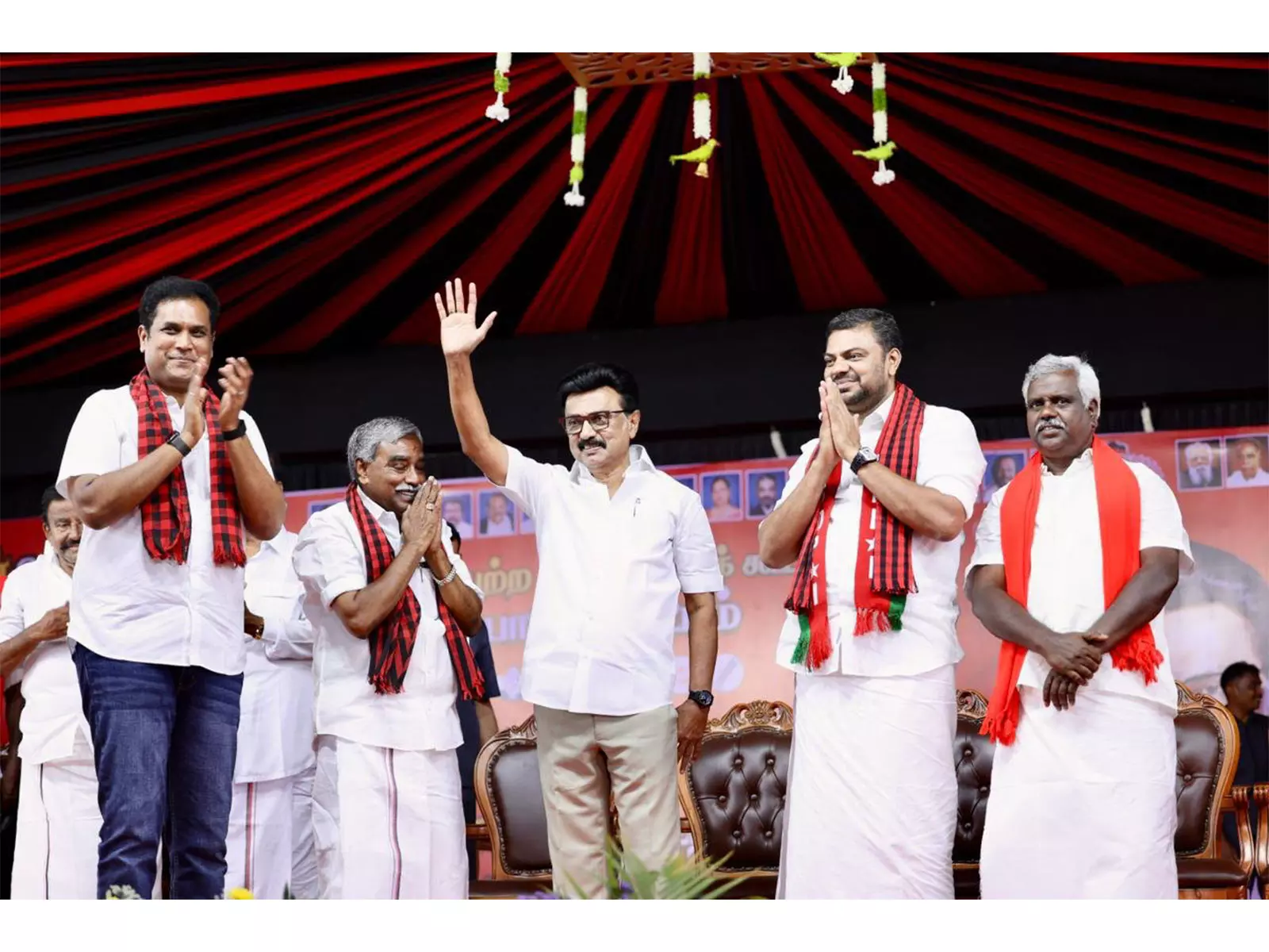 सर्वे: तमिलनाडु में DMK गठबंधन सत्ता में बने रहने के क़रीब सर्वे: तमिलनाडु में DMK गठबंधन सत्ता में बने रहने के क़रीब