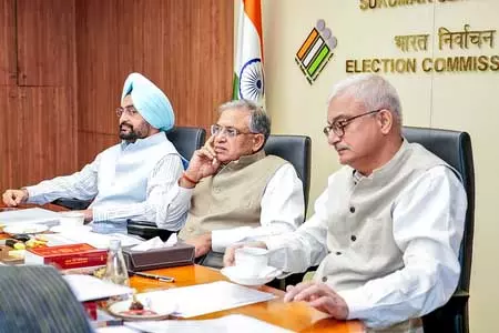 असम, केरल और पुडुचेरी में चुनाव आयोग ने केंद्रीय पर्यवेक्षकों के साथ की बैठक असम, केरल और पुडुचेरी में चुनाव आयोग ने केंद्रीय पर्यवेक्षकों के साथ की बैठक