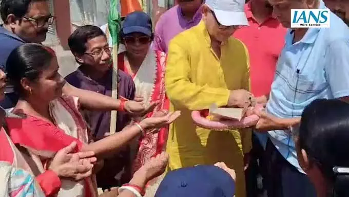 मेदिनीपुर में सुजॉय हाजरा का चुनाव प्रचार शुरू, मंदिर में पूजा कर किया डोर-टू-डोर संपर्क मेदिनीपुर में सुजॉय हाजरा का चुनाव प्रचार शुरू, मंदिर में पूजा कर किया डोर-टू-डोर संपर्क