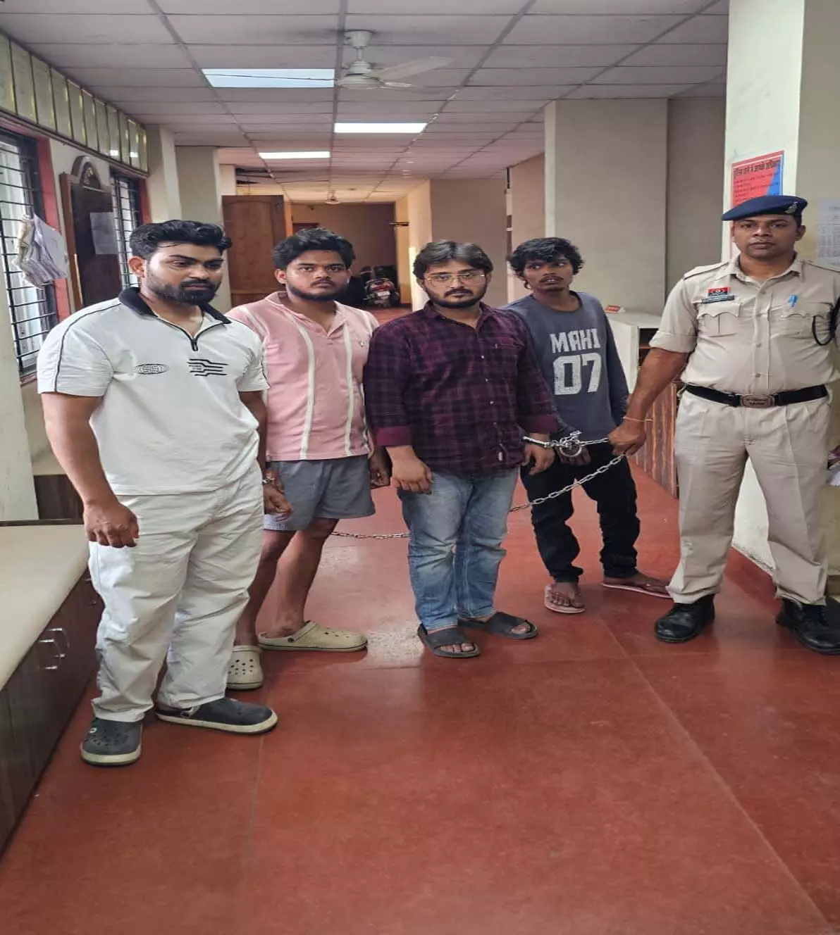 रायपुर: शटर के पीछे संदिग्ध गतिविधियों पर कार्रवाई, 4 युवक गिरफ्तार रायपुर: शटर के पीछे संदिग्ध गतिविधियों पर कार्रवाई, 4 युवक गिरफ्तार