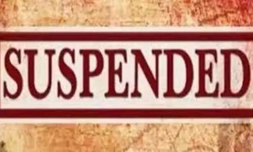 महिला कैदी के आरोप पर पुलिस अफसर सस्पेंड, गिरफ्तारी की तलवार लटकी महिला कैदी के आरोप पर पुलिस अफसर सस्पेंड, गिरफ्तारी की तलवार लटकी