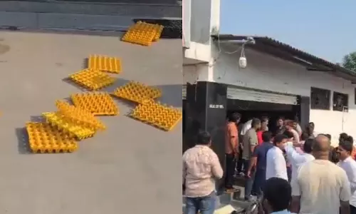 Hyderabad में चिकन विक्रेताओं की हड़ताल से अंडे के छिलके उड़ रहे Hyderabad में चिकन विक्रेताओं की हड़ताल से अंडे के छिलके उड़ रहे