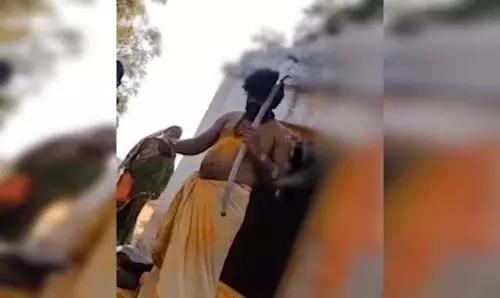 तलवार बाबा चर्चा में है...शरीर में दैवीय शक्ति आती है ऐसा बोलता तलवार बाबा चर्चा में है...शरीर में दैवीय शक्ति आती है ऐसा बोलता