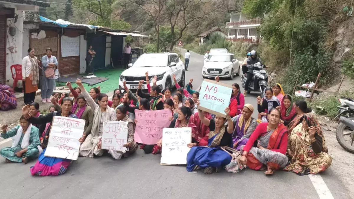 Nainital: मदिरा दुकान के खिलाफ ग्रामीण सड़कों पर उतरे Nainital: मदिरा दुकान के खिलाफ ग्रामीण सड़कों पर उतरे