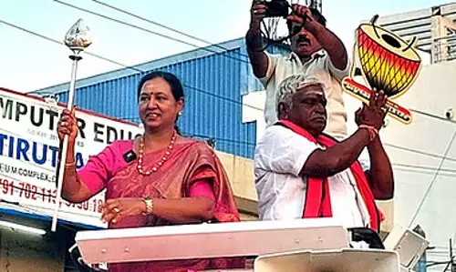Premalatha ने थिरुथानी में चांदी के वेल के साथ अपना चुनाव अभियान शुरू किया Premalatha ने थिरुथानी में चांदी के वेल के साथ अपना चुनाव अभियान शुरू किया