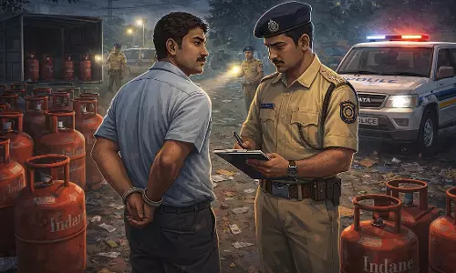 देवनार पुलिस ने पब्लिक एरिया में कमर्शियल LPG सिलेंडर के गैर-कानूनी स्टोरेज के लिए गैस वर्कर पर केस किया देवनार पुलिस ने पब्लिक एरिया में कमर्शियल LPG सिलेंडर के गैर-कानूनी स्टोरेज के लिए गैस वर्कर पर केस किया