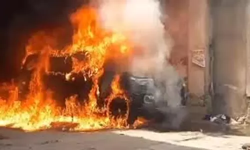Jammu: तेल टैंकर में अचानक आग, नरवाल में हड़कंप Jammu: तेल टैंकर में अचानक आग, नरवाल में हड़कंप