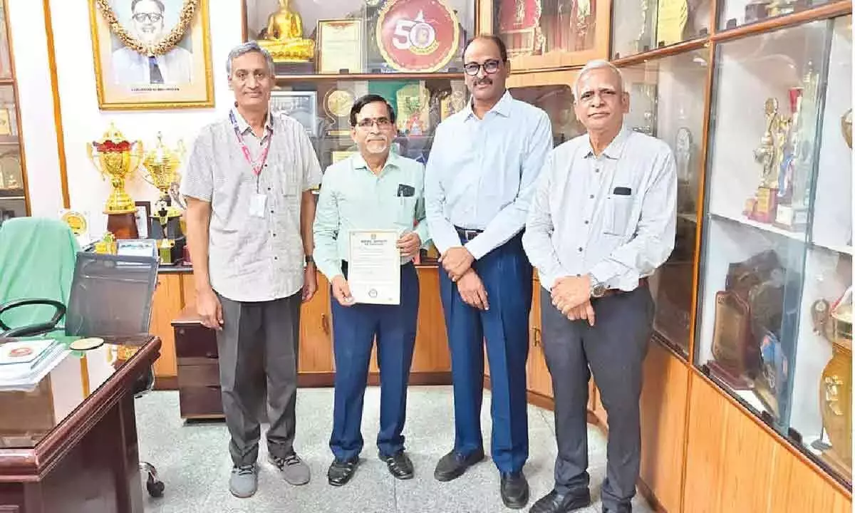 Andhra: 70 साल के शंभू प्रसाद को PhD से सम्मानित किया गया Andhra: 70 साल के शंभू प्रसाद को PhD से सम्मानित किया गया