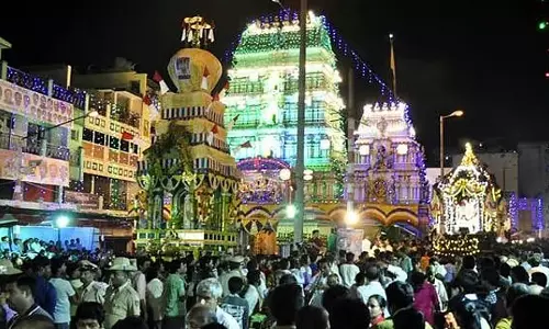Bengaluru में सांस्कृतिक वैभव का नज़ारा: धर्मरायस्वामी मंदिर से भव्यता की शुरुआत, लाखों भक्तों ने देखा