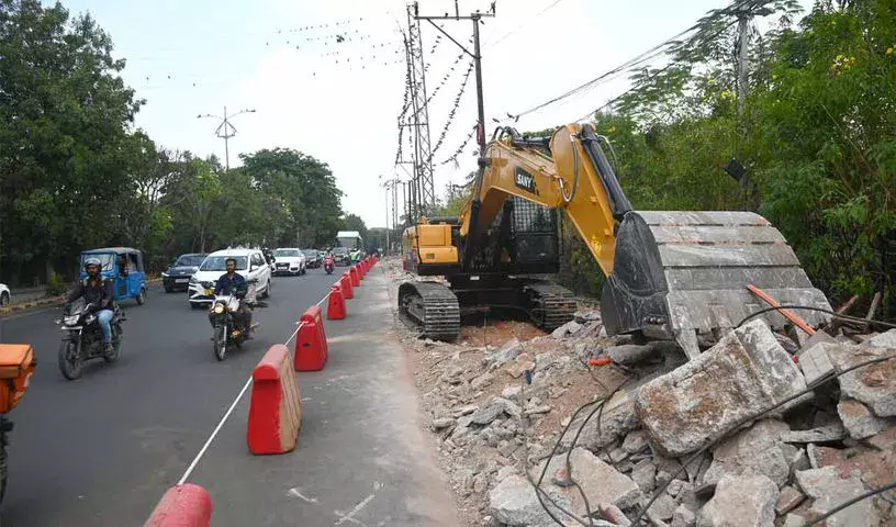 Hyderabad: KBR पार्क के पास खुदाई के काम से ट्रैफिक जाम, अधिकारियों ने तेज़ी से काम करने पर ज़ोर दिया Hyderabad: KBR पार्क के पास खुदाई के काम से ट्रैफिक जाम, अधिकारियों ने तेज़ी से काम करने पर ज़ोर दिया