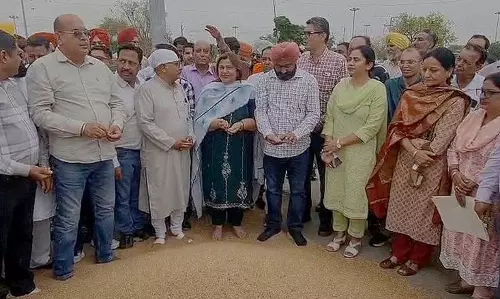 CM की मीटिंग बेनतीजा, Punjab में आढ़ती कमीशन को लेकर हड़ताल पर डटे रहे CM की मीटिंग बेनतीजा, Punjab में आढ़ती कमीशन को लेकर हड़ताल पर डटे रहे