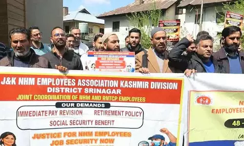 North Kashmir में एनएचएम कर्मचारियों ने 48 घंटे की कलम बंद हड़ताल की North Kashmir में एनएचएम कर्मचारियों ने 48 घंटे की कलम बंद हड़ताल की