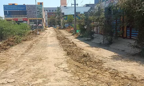 Chennai: खराब सड़कों और ड्रेनेज के काम में देरी से ब्रिटानिया नगर के सुरपेट के निवासियों को परेशानी हुई Chennai: खराब सड़कों और ड्रेनेज के काम में देरी से ब्रिटानिया नगर के सुरपेट के निवासियों को परेशानी हुई