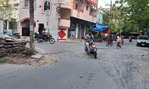 Chennai: निवासियों का कहना है कि मतदान के समय भी वलसरवाक्कम की सड़कों पर ध्यान नहीं दिया गया Chennai: निवासियों का कहना है कि मतदान के समय भी वलसरवाक्कम की सड़कों पर ध्यान नहीं दिया गया