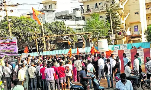 Karnataka : मंदिर के मालिक और पुजारी के बीच मंदिर के हैंडओवर को लेकर झड़प