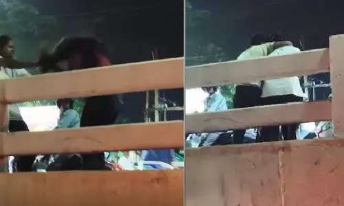 संबलपुर: लव ट्राएंगल हिंसक हो गया, फाटक ओवरब्रिज पर 2 लड़कियों और एक युवक के बीच लड़ाई