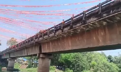 Bhadrak: रील्स की शूटिंग के लिए पुल से नदी में कूदने के बाद युवक लापता