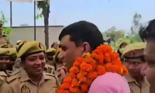 SP की विदाई का भावुक वीडियो सामने आया, कर्मचारी रो पड़े SP की विदाई का भावुक वीडियो सामने आया, कर्मचारी रो पड़े