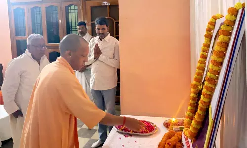 Gorakhpur: सीएम योगी ने शीतल पांडेय के पुत्र को दी श्रद्धांजलि