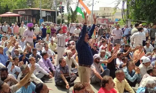 PHE के दिहाड़ी मजदूरों ने सचिवालय की ओर विरोध मार्च निकाला PHE के दिहाड़ी मजदूरों ने सचिवालय की ओर विरोध मार्च निकाला