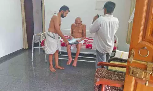 Kerala : रामचंद्रन एम्ब्रांटिरी ने 106 साल की उम्र में घर पर ही वोट डाला Kerala : रामचंद्रन एम्ब्रांटिरी ने 106 साल की उम्र में घर पर ही वोट डाला