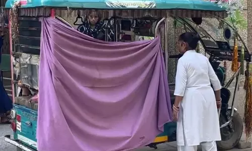 Farrukhabad: महिला ने ई-रिक्शा में ही दिया नवजात को जन्म Farrukhabad: महिला ने ई-रिक्शा में ही दिया नवजात को जन्म