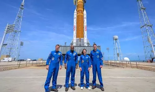 NASA ने 50 साल से ज़्यादा समय में पहली बार चार एस्ट्रोनॉट्स को चांद की यात्रा पर भेजा NASA ने 50 साल से ज़्यादा समय में पहली बार चार एस्ट्रोनॉट्स को चांद की यात्रा पर भेजा