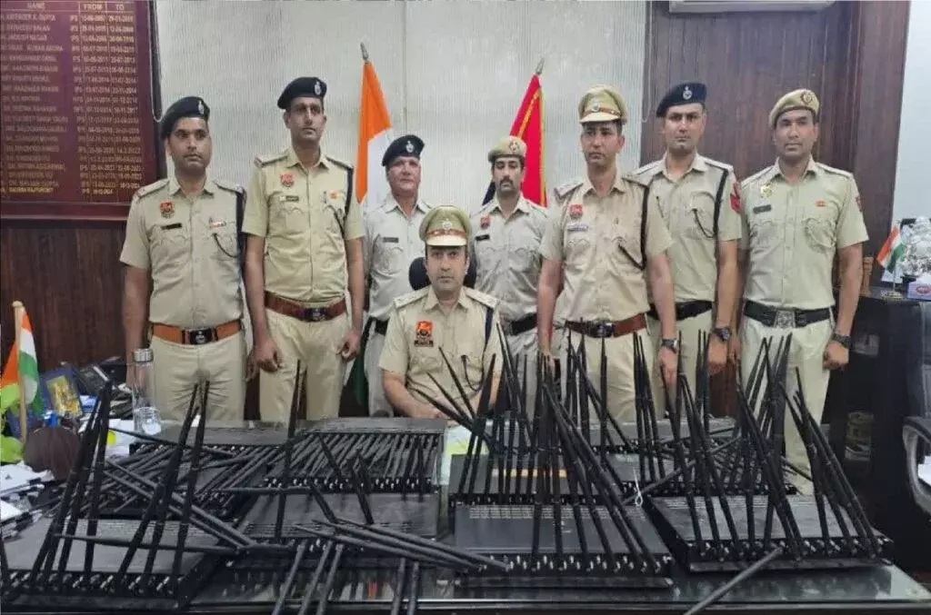 Gurugram: साइबर फ्रॉड गिरोह पर शिकंजा, पांच बदमाश गिरफ्तार Gurugram: साइबर फ्रॉड गिरोह पर शिकंजा, पांच बदमाश गिरफ्तार
