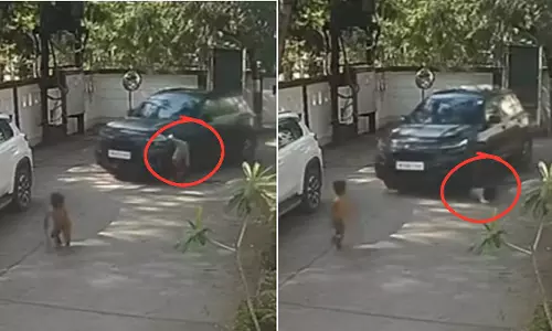 Indore : कार के कुचलने के कुछ सेकंड बाद बच्चा चमत्कारिक ढंग से उठ गया Indore : कार के कुचलने के कुछ सेकंड बाद बच्चा चमत्कारिक ढंग से उठ गया