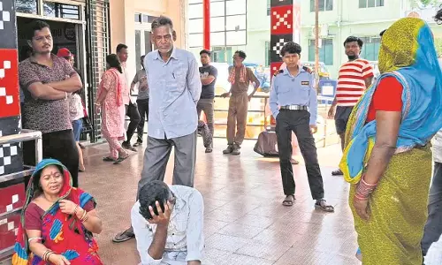 Dhenkanal अस्पताल में युवक की मौत, लापरवाही का आरोप Dhenkanal अस्पताल में युवक की मौत, लापरवाही का आरोप