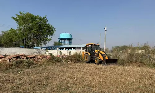 सीएमओ की टीम ने हटाई शासकीय भूमि से अतिक्रमण