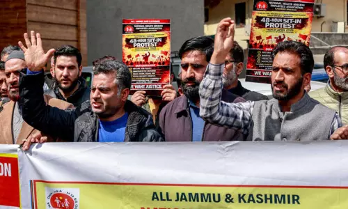 NHM कर्मचारियों ने जॉब पॉलिसी, सैलरी, EPF बेनिफिट्स को लेकर J&K में 48 घंटे की हड़ताल शुरू की NHM कर्मचारियों ने जॉब पॉलिसी, सैलरी, EPF बेनिफिट्स को लेकर J&K में 48 घंटे की हड़ताल शुरू की