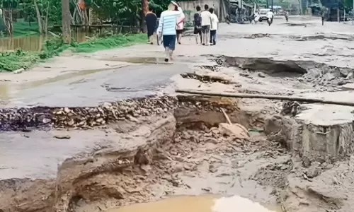 Assam : लखीमपुर में बारिश और तूफान; नदी में पानी भरने से मुख्य सड़क को नुकसान Assam : लखीमपुर में बारिश और तूफान; नदी में पानी भरने से मुख्य सड़क को नुकसान