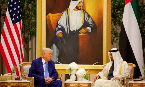ट्रंप और UAE राष्ट्रपति ने ईरानी आक्रामकता पर चर्चा की ट्रंप और UAE राष्ट्रपति ने ईरानी आक्रामकता पर चर्चा की