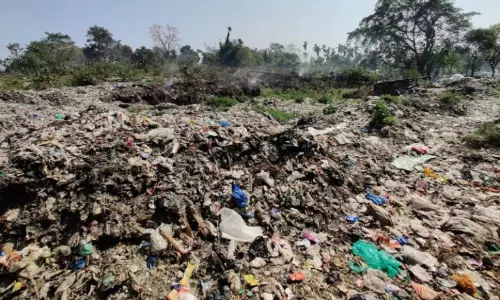 Meghalaya : ईस्ट खासी हिल्स में NH-40 के किनारे कचरा फेंकने पर रोक Meghalaya : ईस्ट खासी हिल्स में NH-40 के किनारे कचरा फेंकने पर रोक