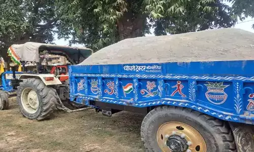 Kinnerasani नदी से रेत ले जाते दो ट्रैक्टर जब्त Kinnerasani नदी से रेत ले जाते दो ट्रैक्टर जब्त