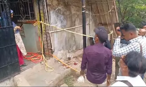 Thane : पारिवारिक विवाद में मुंब्रा चॉल में एक व्यक्ति ने गोली चलाई, एक की मौत Thane : पारिवारिक विवाद में मुंब्रा चॉल में एक व्यक्ति ने गोली चलाई, एक की मौत