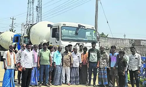 Karnataka : किसानों ने टिप्पर रोककर विरोध प्रदर्शन किया Karnataka : किसानों ने टिप्पर रोककर विरोध प्रदर्शन किया