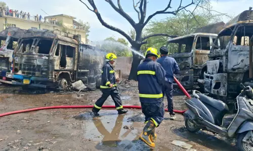 Narwal Area में तेल टैंकर में आग लगने से सात गाड़ियां क्षतिग्रस्त Narwal Area में तेल टैंकर में आग लगने से सात गाड़ियां क्षतिग्रस्त