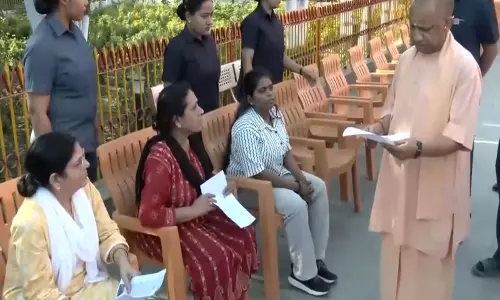 CM ने गोरखनाथ मंदिर परिसर में जनता दर्शन किया, जनता की शिकायतों का किया निवारण